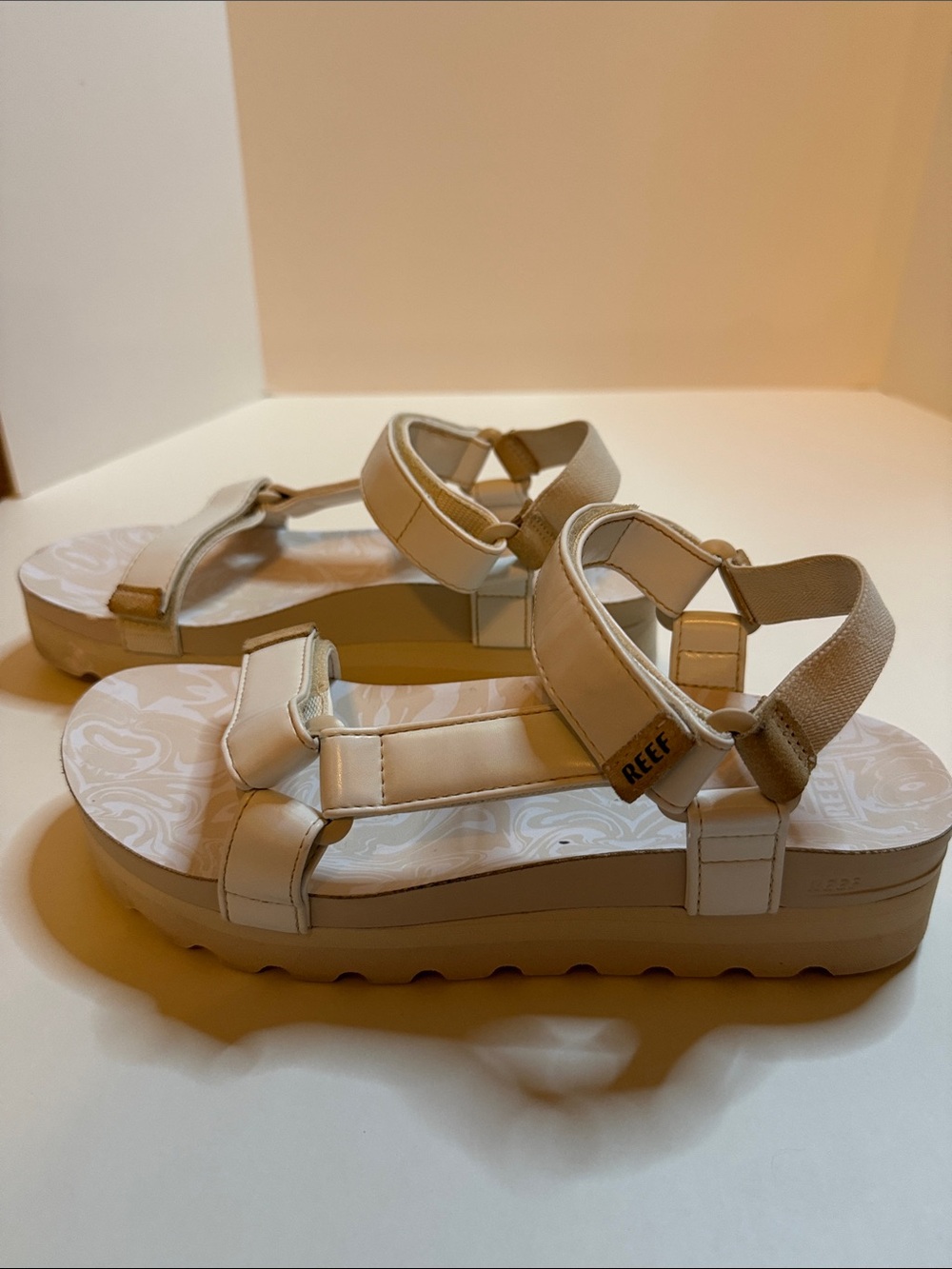 REEF White Platform Water Sandals Women Size 8 Aloha Print Footbed Velcro Straps